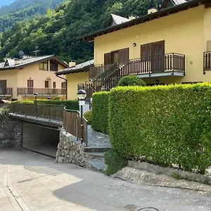 Con Giardino E Box In Valmalenco Italia